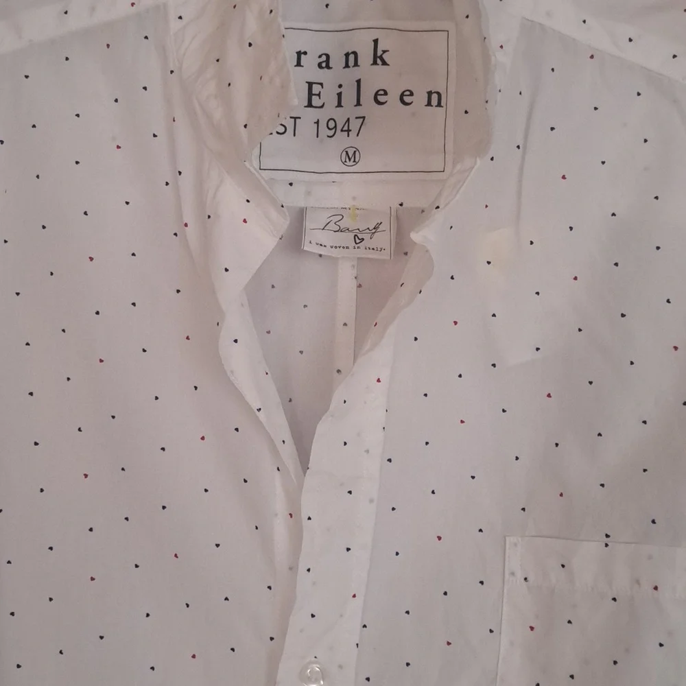 Frank & Eileen Barry White Cotton With Tiny Red And Navy Hearts Button EUC M - Picture 2 of 9